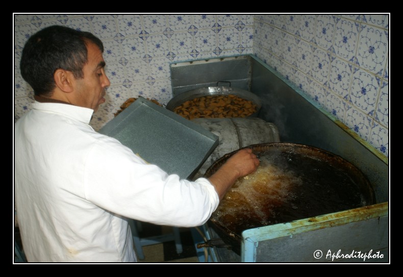 224 Kairouan, cuisson au bain d huile de la patisserie tunisienne